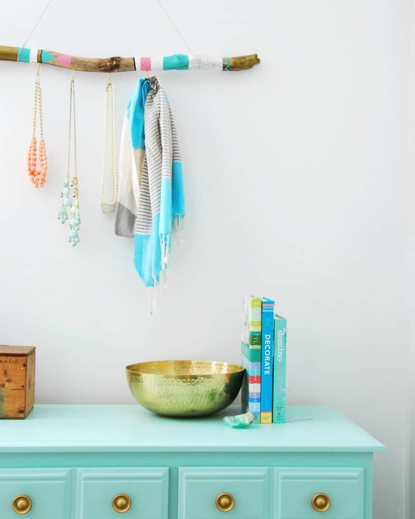 How To Make a DIY Jewelry Hanger Using Driftwood – The Sweetest Digs