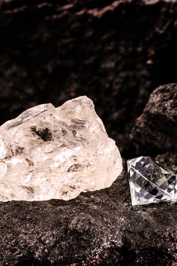 Physical differences between diamond crystals and quartz crystals