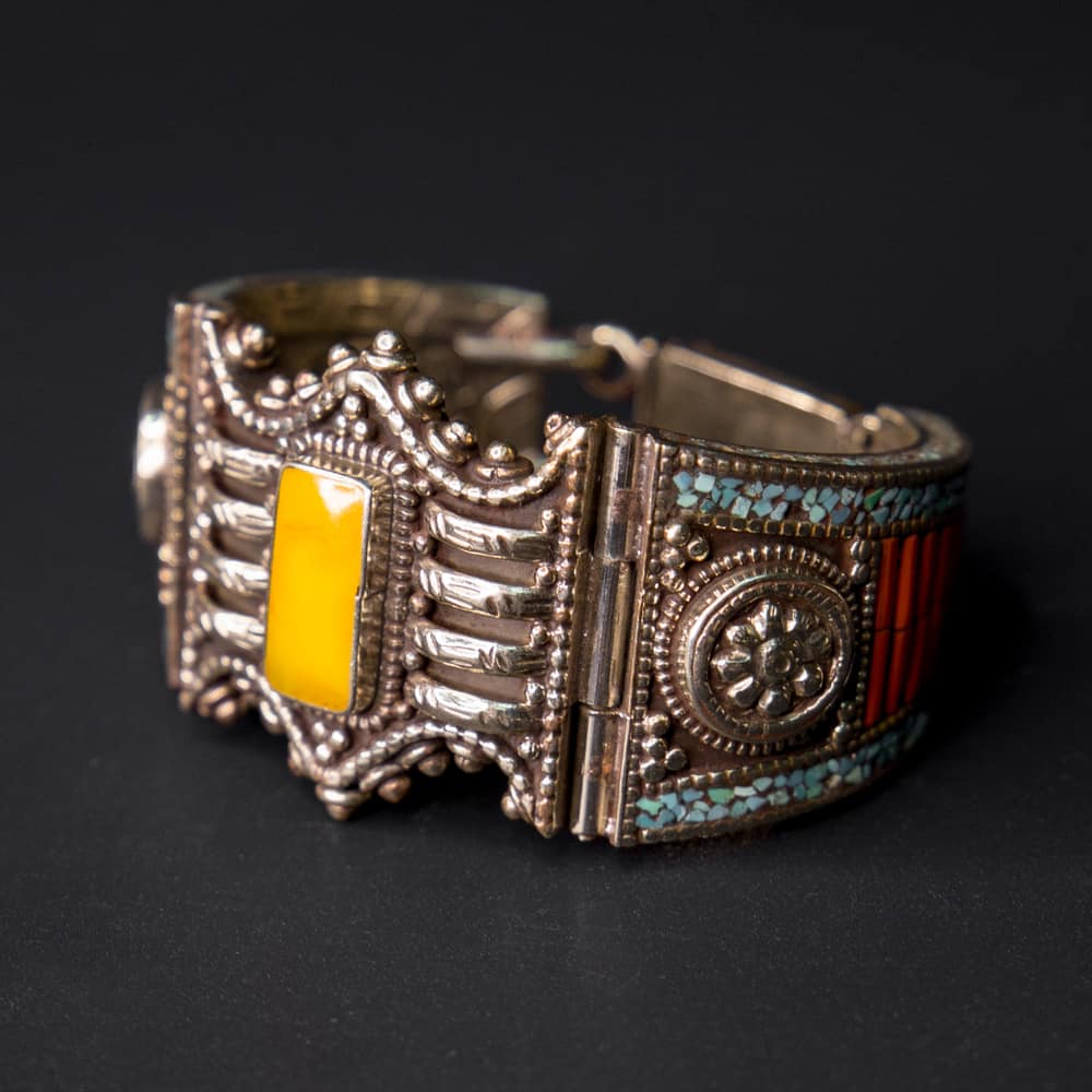 What does Tibetan silver jewelry look like