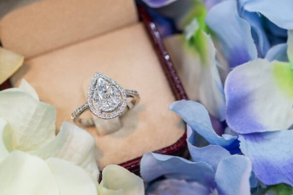 15 Tips to Buy Pear Shaped Engagement Rings