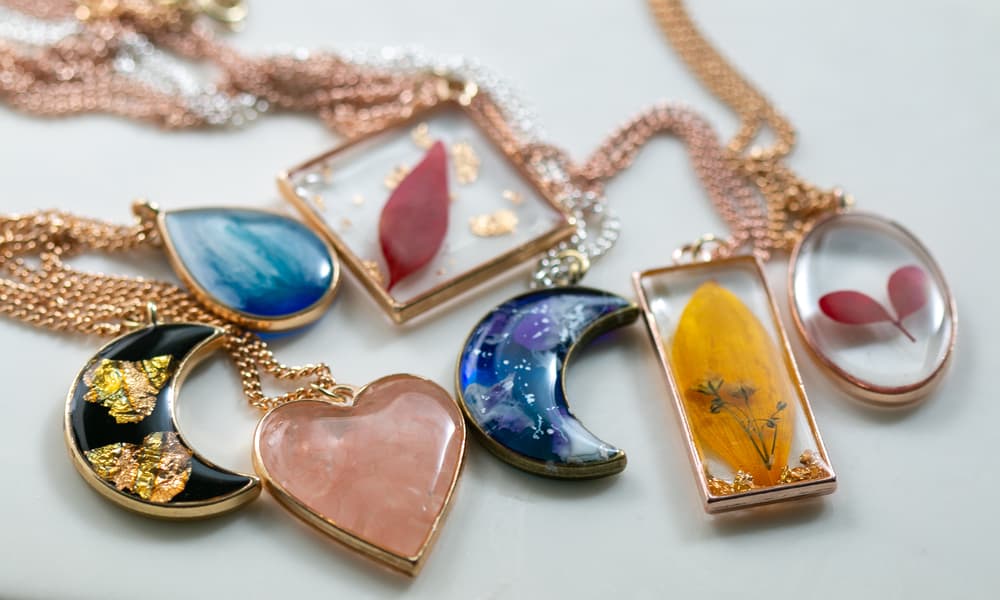 25 Homemade Resin Jewelry Ideas You Can DIY Easily
