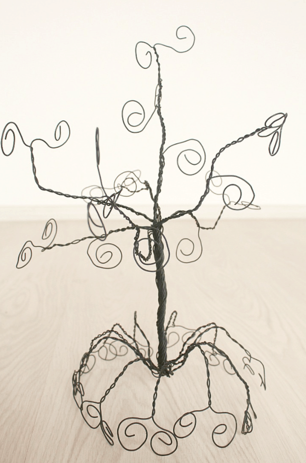 DIY Jewelry Holder Tree Made Out of Wire – Theseamanmom.com
