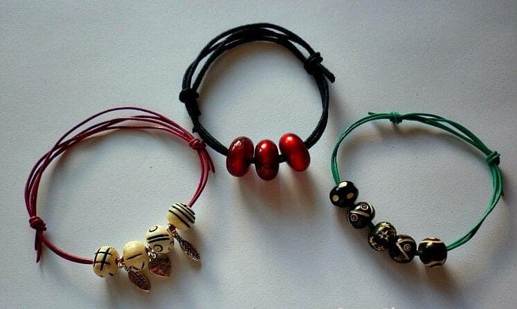 How To Make Simple Bead Bracelets in Under 2 Minutes – Savvyhomemade.com